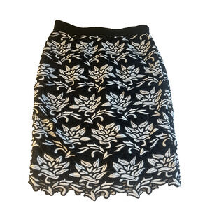 Ann Taylor Black White Lace Overlay Floral Straight Skirt Size 6 NWT Retails $95